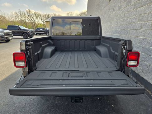 Used 2023 Jeep Gladiator Sport AWD/4WD image 11