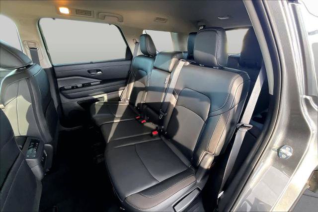 Certified 2025 Nissan Pathfinder SL FWD image 19