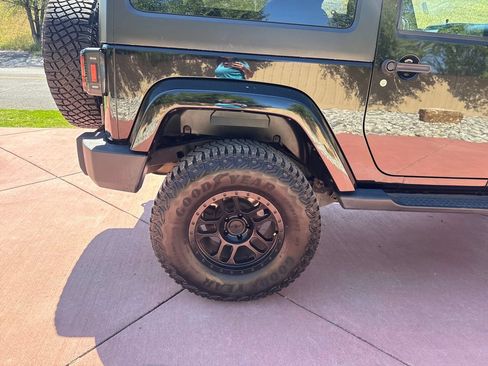 Used 2017 Jeep Wrangler Sahara w/ Dual Top Group AWD/4WD image 26