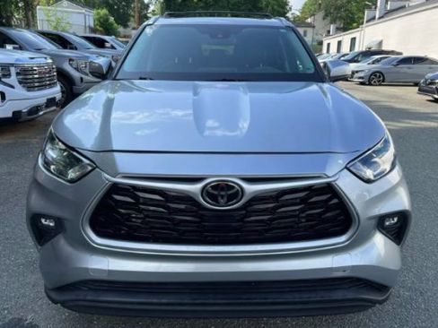 Used 2022 Toyota Highlander XLE AWD/4WD image 9