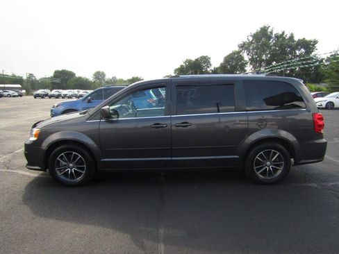 Used 2017 Dodge Grand Caravan SXT FWD image 4