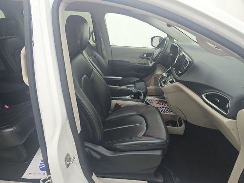 Used 2023 Chrysler Pacifica Touring-L image 21