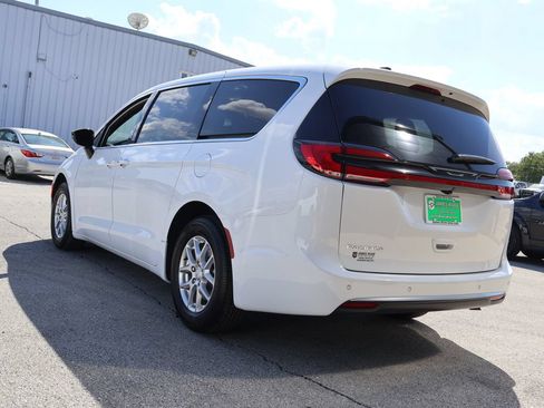 New 2027 Chrysler Pacifica Select FWD image 3