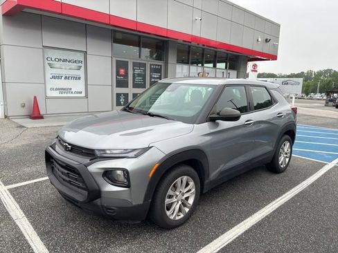 Used 2023 Chevrolet TrailBlazer LS w/ LPO, Blackout Package FWD image 3