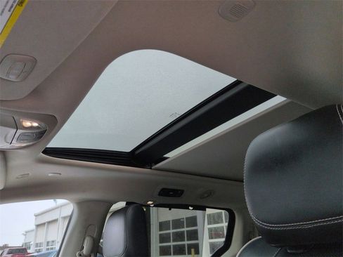 Used 2023 Chrysler Pacifica Limited image 19