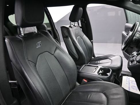 Used 2021 Chrysler Pacifica Touring-L w/ Uconnect Theater Family Group image 24