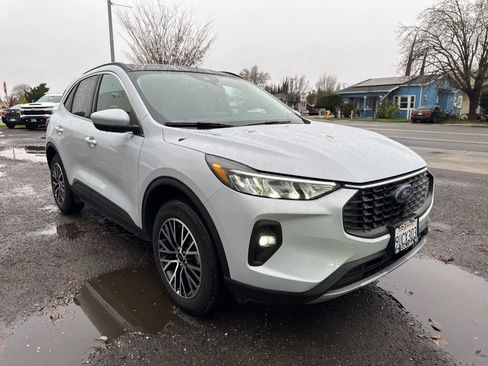 Used 2025 Ford Escape SE image 7
