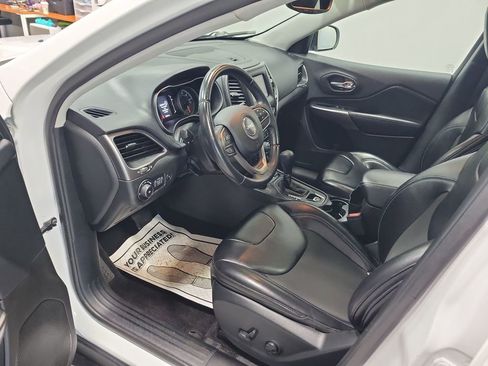 Used 2019 Jeep Cherokee Latitude Plus w/ Comfort/Convenience Group AWD/4WD image 29