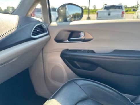 Certified 2019 Chrysler Pacifica Limited FWD image 36