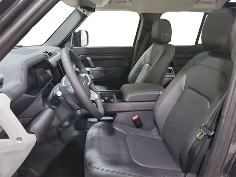 New 2024 Land Rover Defender 110 SE image 13