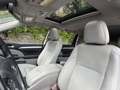 Used 2017 Toyota Highlander XLE AWD/4WD image 15