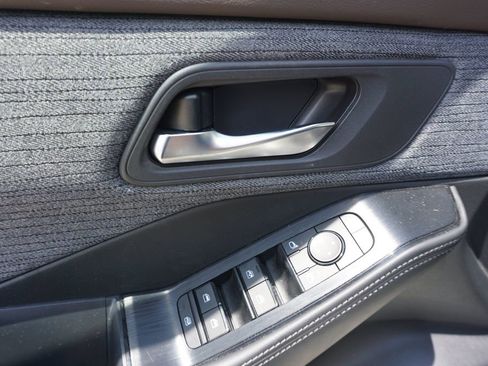 Used 2023 Nissan Rogue SV FWD image 4