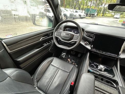 Used 2024 Jeep Wagoneer Series II w/ Flexible Seating Group image 9