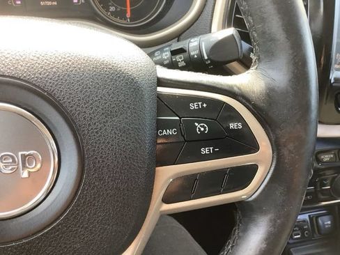 Used 2017 Jeep Cherokee Latitude w/ Safety/Convenience Group FWD image 20