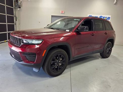 Used 2025 Jeep Grand Cherokee Altitude AWD/4WD image 3