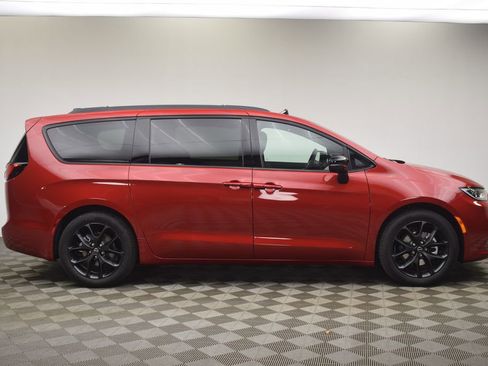 New 2026 Chrysler Pacifica Limited w/ S Appearance Package image 4