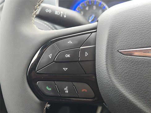 Used 2025 Chrysler Pacifica Limited w/ Uconnect Theater Family Group image 33