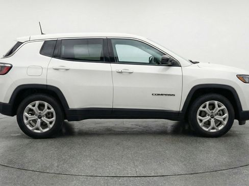 Used 2025 Jeep Compass Latitude AWD/4WD image 11