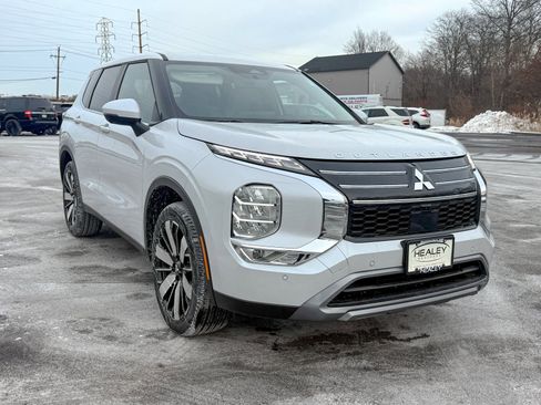 New 2025 Mitsubishi Outlander SE image 1