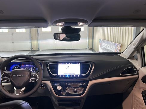 Used 2024 Chrysler Pacifica Touring-L image 24