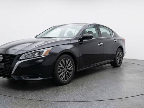 Used 2025 Nissan Altima 2.5 SV FWD image 3