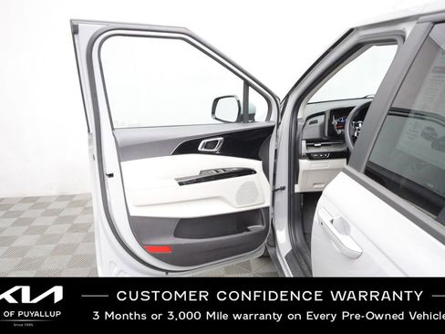 Used 2024 Kia Carnival EX FWD image 9