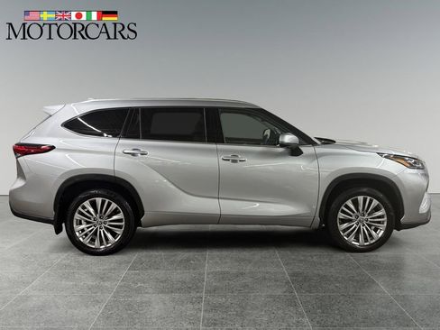 Used 2023 Toyota Highlander Platinum image 2