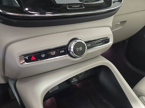 Certified 2024 Volvo XC40 B5 Plus w/ Climate Package image 21