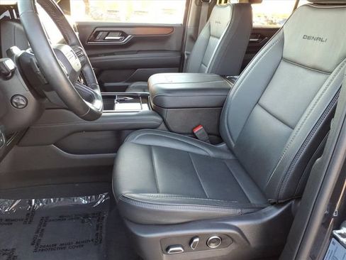 Used 2025 GMC Yukon Denali w/ Advanced Technology Package AWD/4WD image 6