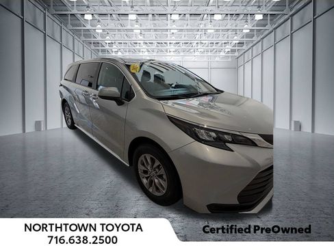 Used 2024 Toyota Sienna LE AWD/4WD image 23