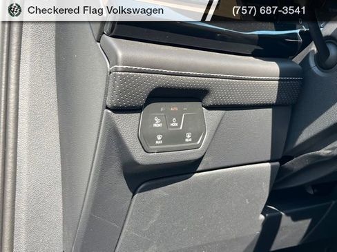 Used 2025 Volkswagen Atlas SE image 16