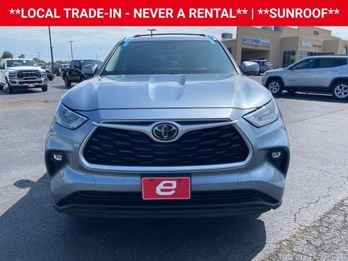 Used 2020 Toyota Highlander XLE FWD image 2