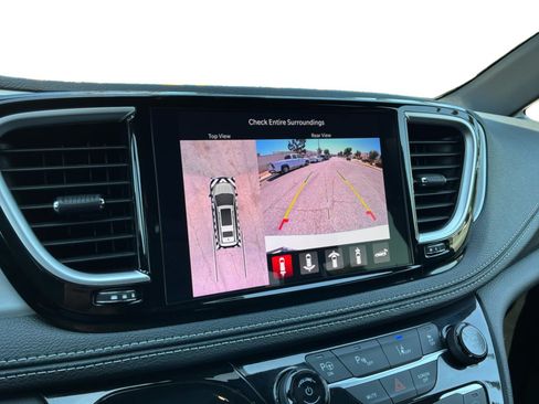 Used 2025 Chrysler Pacifica Premium FWD image 13