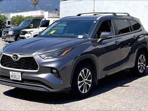 Used 2024 Toyota Highlander XLE AWD/4WD image 3