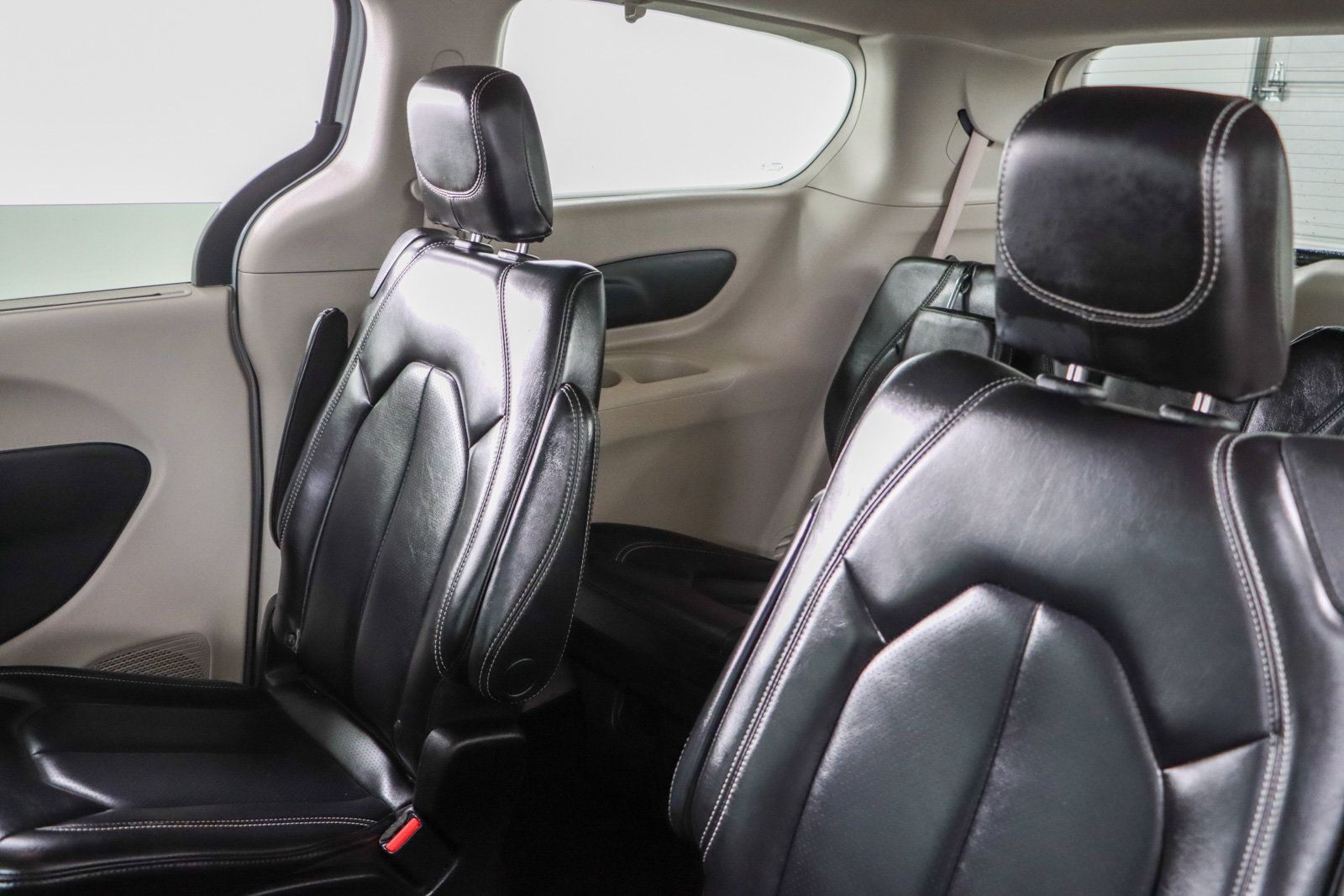 Used 2023 Chrysler Pacifica Touring-L FWD image 24