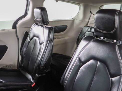 Used 2023 Chrysler Pacifica Touring-L FWD image 24