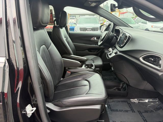 Used 2025 Chrysler Pacifica Select FWD image 23