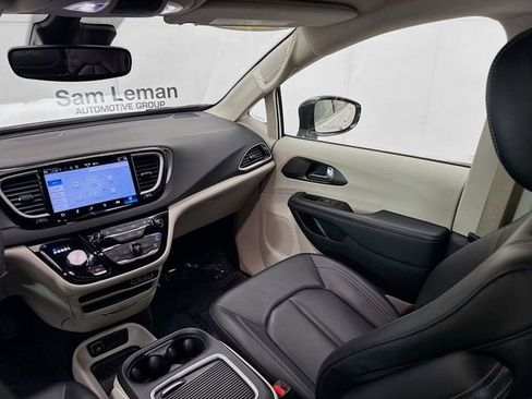 Used 2024 Chrysler Pacifica Touring-L FWD image 21