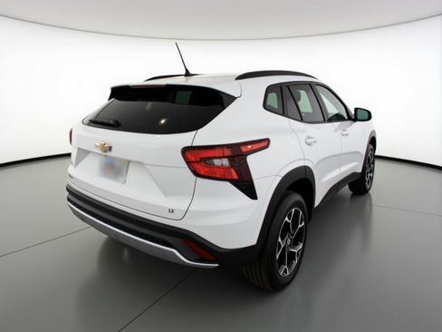 Used 2025 Chevrolet Trax LT FWD image 9
