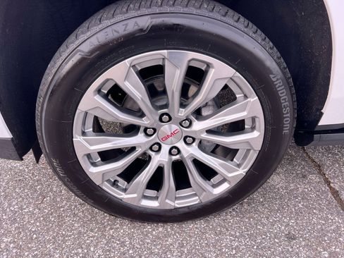 Used 2024 GMC Yukon Denali w/ Denali Reserve Package image 11