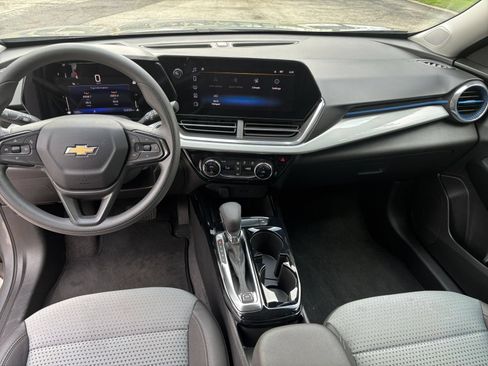 Used 2025 Chevrolet Trax LT FWD image 28