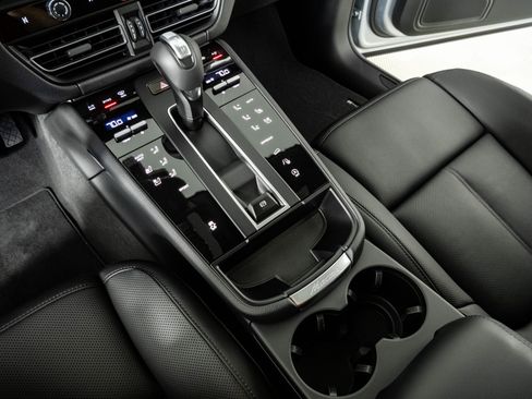 New 2026 Porsche Macan AWD/4WD image 18