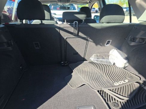 Used 2016 Volkswagen Golf S image 25