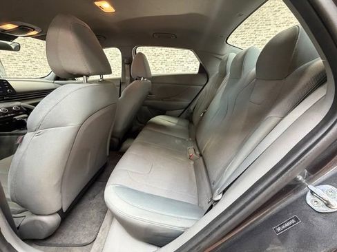 Used 2021 Hyundai Elantra SE FWD image 12