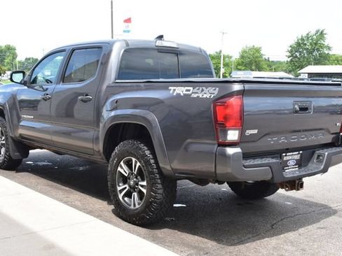 Used 2018 Toyota Tacoma SR5 AWD/4WD image 16