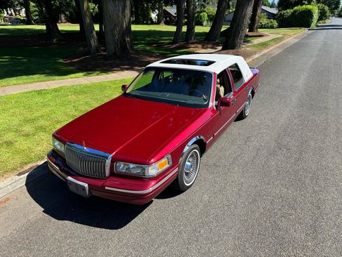 Used 1996 Lincoln Town Car Signature RWD image 9