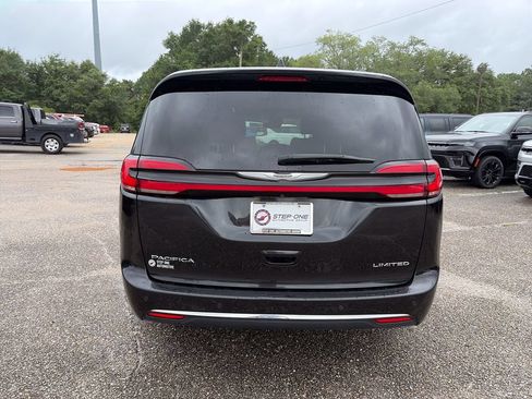 Used 2023 Chrysler Pacifica Limited FWD image 7
