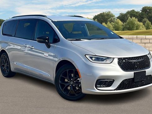 New 2026 Chrysler Pacifica Select image 2