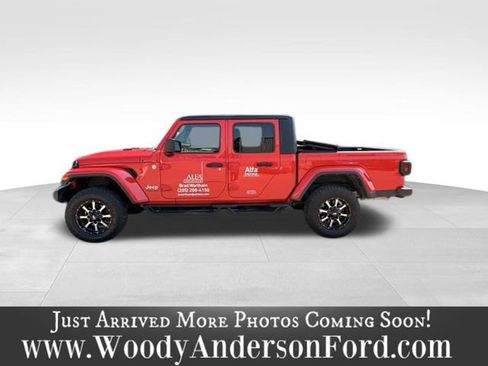 Used 2023 Jeep Gladiator Overland AWD/4WD image 4