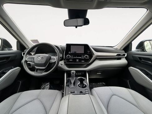 Used 2023 Toyota Highlander L FWD image 11